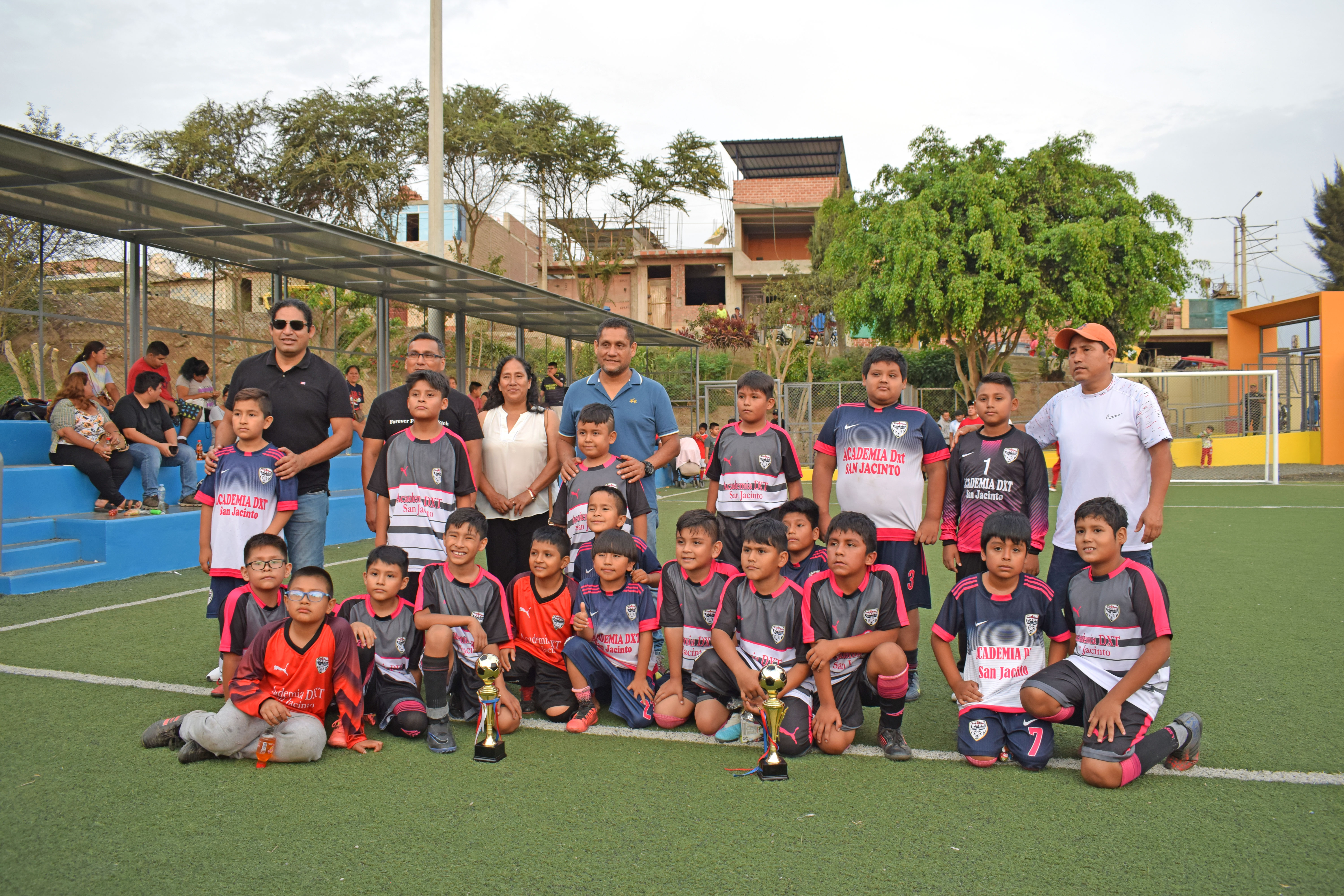 Premiación de los equipos de menores que participaron de la inauguración de la segunda etapa del complejo deportivo