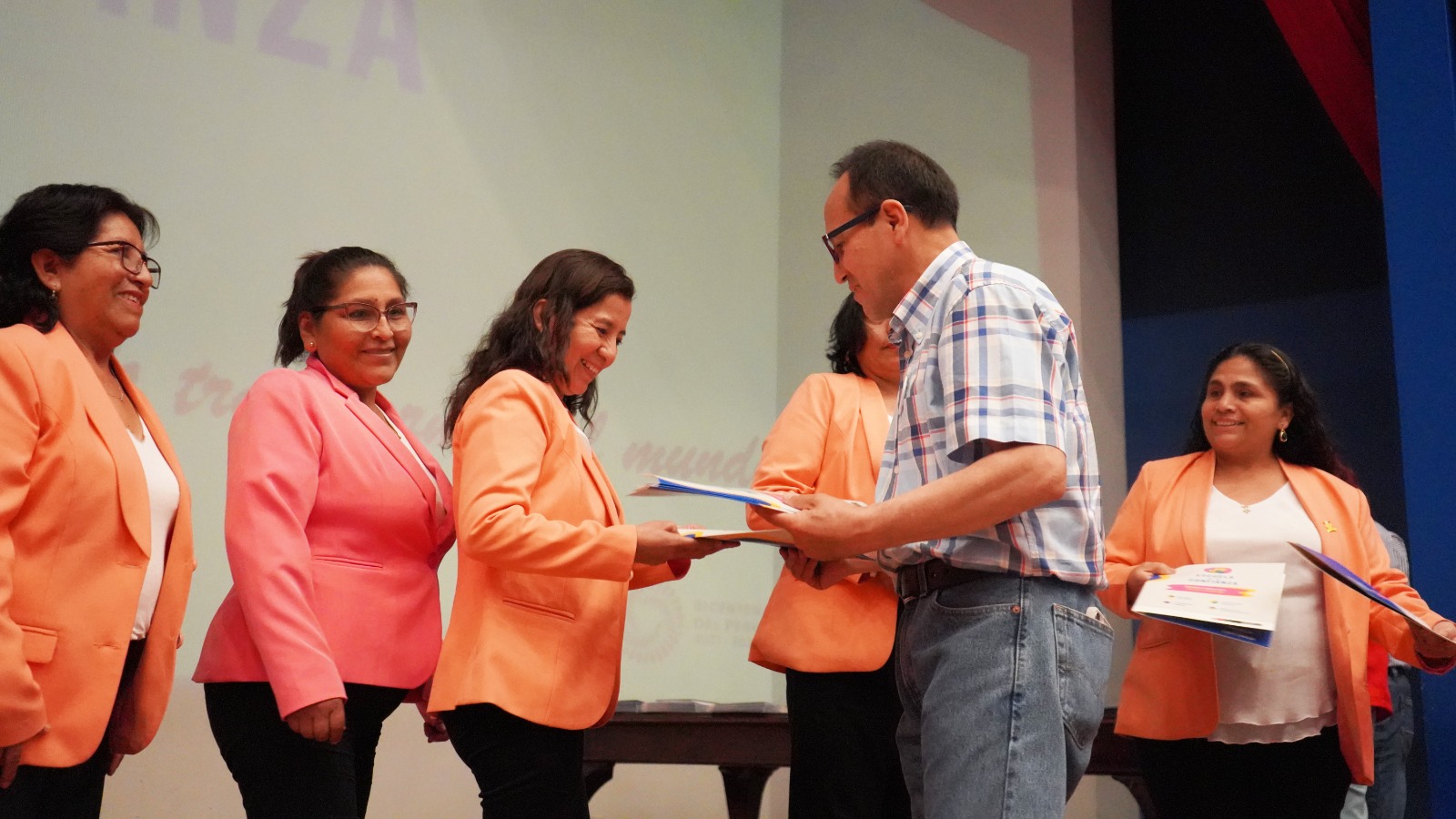 Director regional entregando diploma a docentes