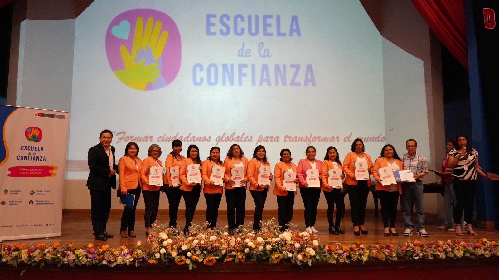 Grupo de docentes de Buenas Prácticas Educativas sonriendo para la foto