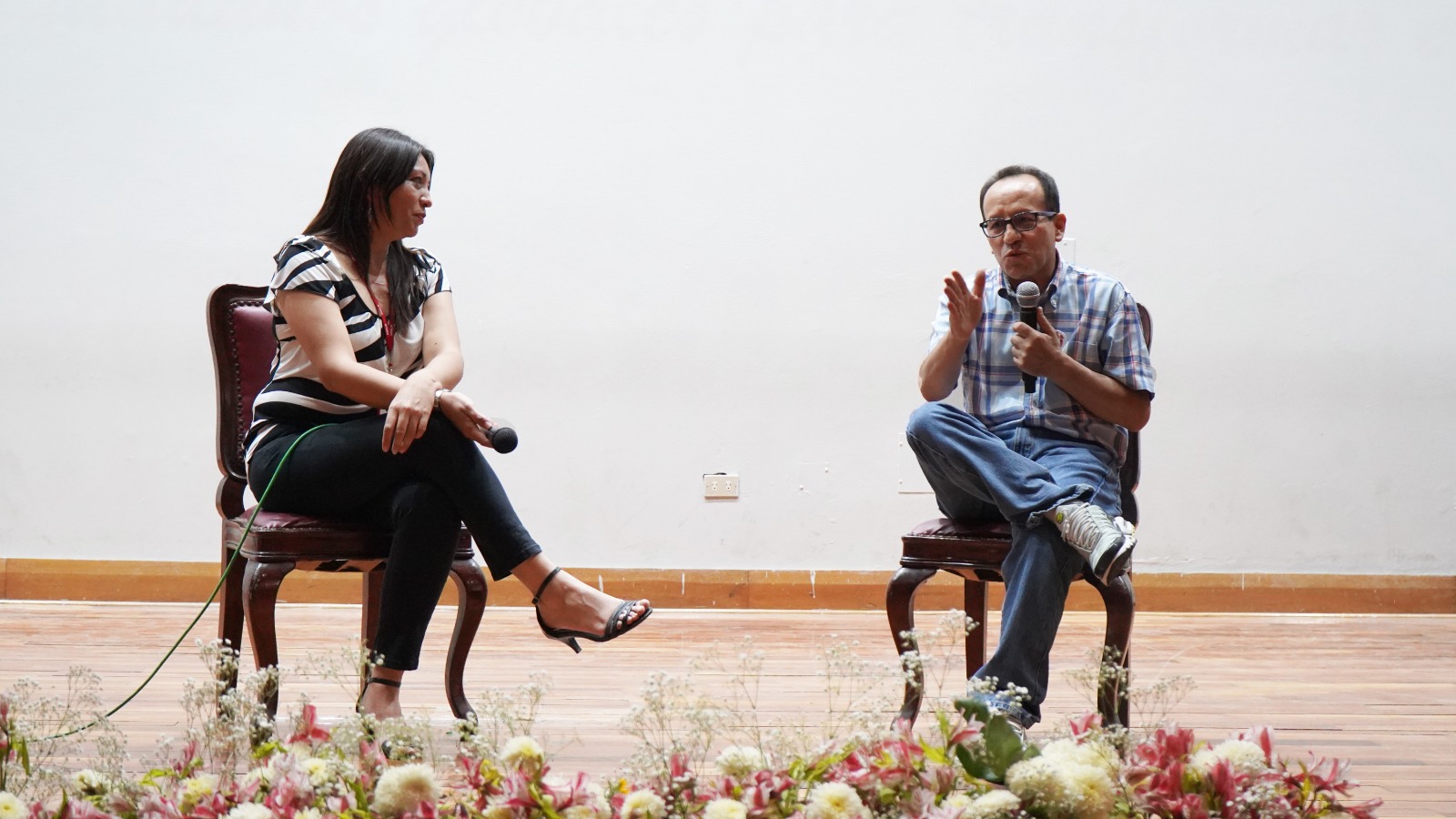 Director regional hablando al público en auditorio