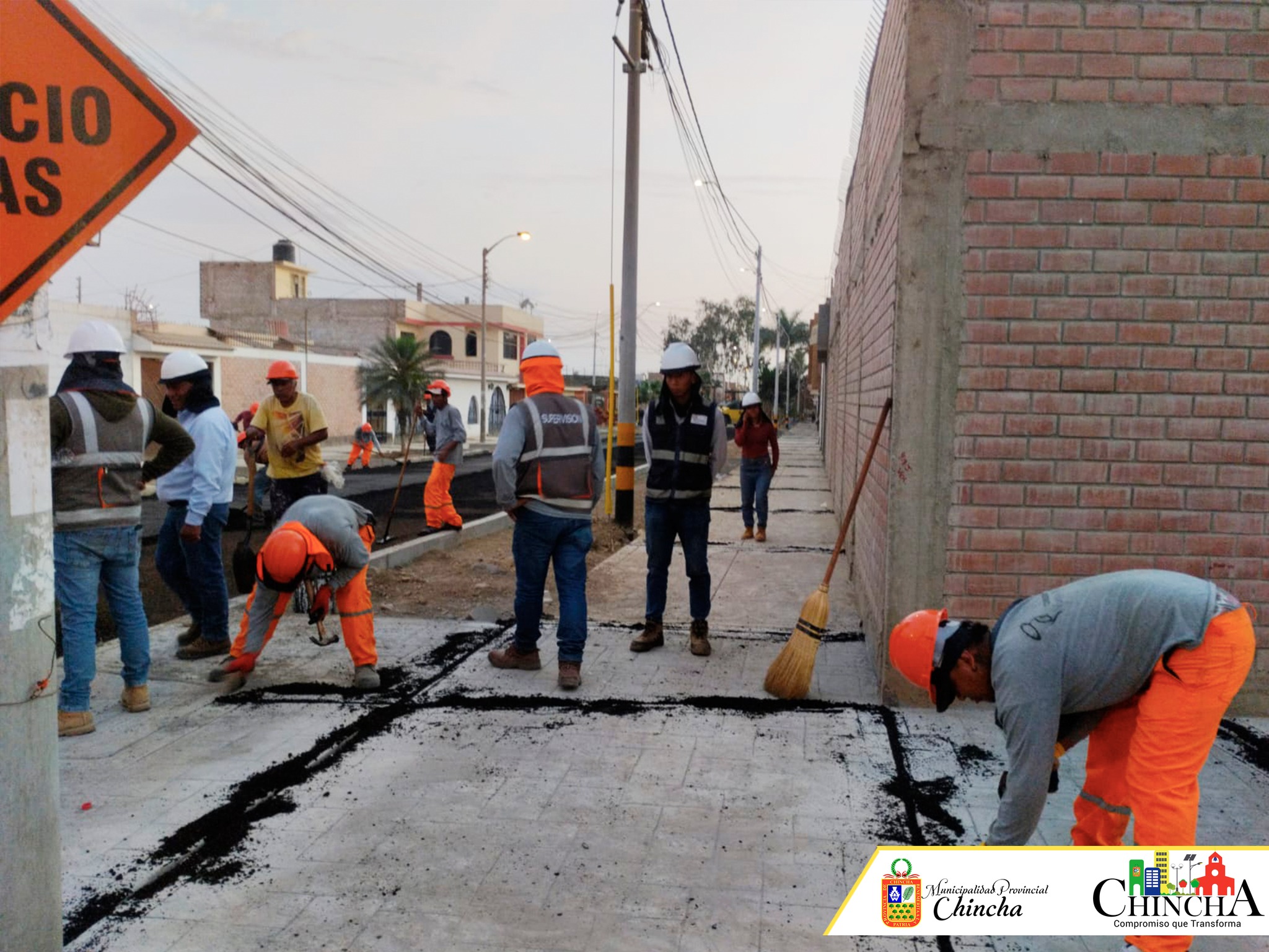 🔰 #Obras I Iniciamos el año 2024 mostrando avance significativo de la obra que se ejecuta en la urbanización los “BANCARIOS Y MAGISTERIAL”, que permitirá mejorar el tránsito de nuestra provincia y darle mejor calidad de vida a nuestros vecinos.
Esta obra tiene a la fecha un avance aproximado del 45% de ejecución y contará con pistas, veredas, sardineles, rampas (para discapacitados y peatones); áreas verdes; señalizaciones preventivas, reglamentarias e informativas y finalmente la instalación de reductores de velocidad.
Tal como lo mencionara el burgomaestre, el compromiso de la gestión municipal de mejor la transpirabilidad con cada uno de los proyectos que son inversiones públicas del estado y que tiene que estar al servicio de la población.