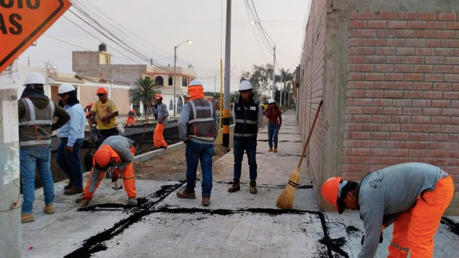 🔰 #Obras I Iniciamos el año 2024 mostrando avance significativo de la obra que se ejecuta en la urbanización los “BANCARIOS Y MAGISTERIAL”, que permitirá mejorar el tránsito de nuestra provincia y darle mejor calidad de vida a nuestros vecinos.
Esta obra tiene a la fecha un avance aproximado del 45% de ejecución y contará con pistas, veredas, sardineles, rampas (para discapacitados y peatones); áreas verdes; señalizaciones preventivas, reglamentarias e informativas y finalmente la instalación de reductores de velocidad.
Tal como lo mencionara el burgomaestre, el compromiso de la gestión municipal de mejor la transpirabilidad con cada uno de los proyectos que son inversiones públicas del estado y que tiene que estar al servicio de la población.