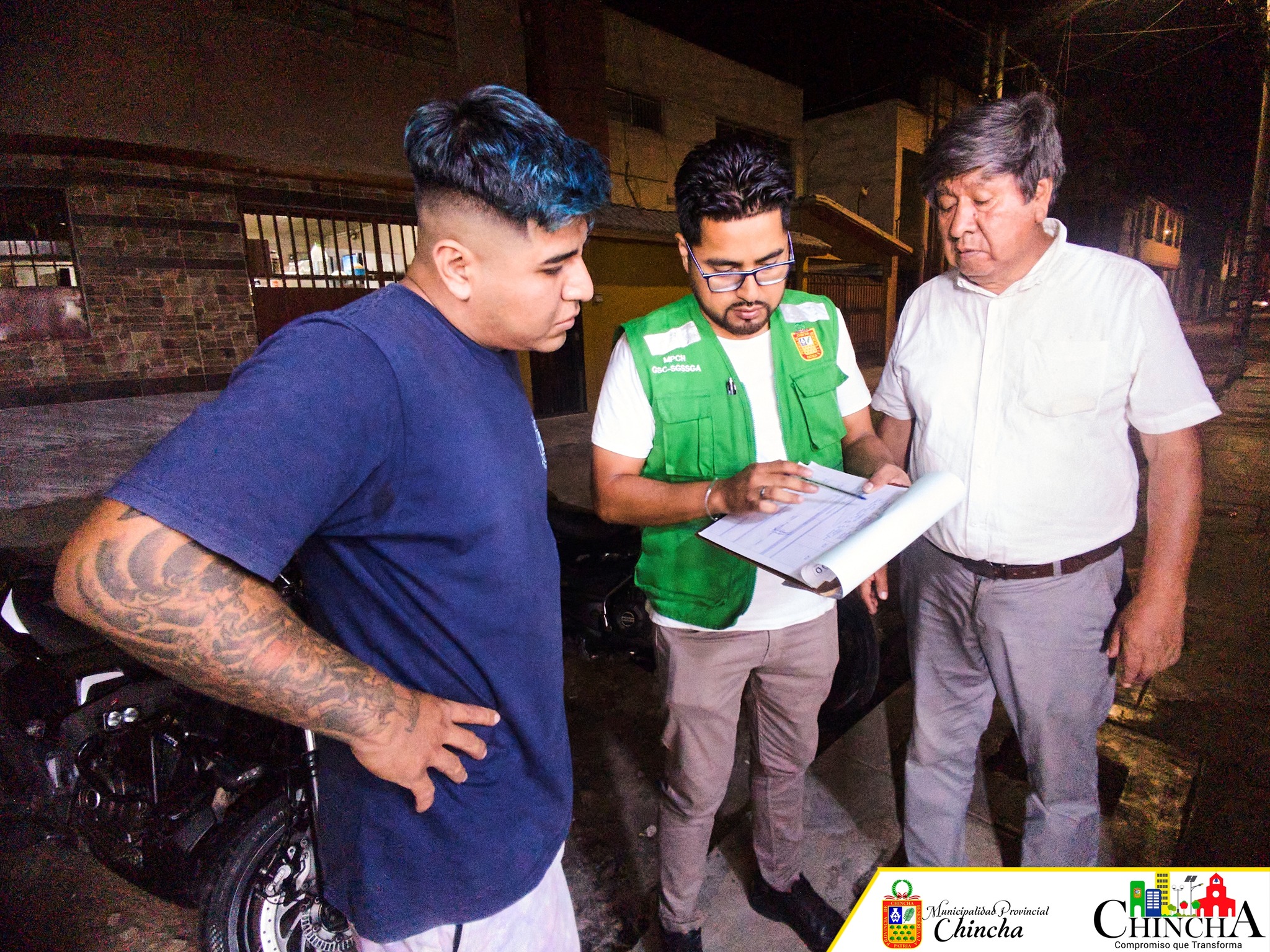 La Municipalidad Provincial de Chincha llevó a cabo una exhaustiva inspección en los establecimientos con elevados niveles de contaminación sonora en las principales vías de nuestra provincia. Nuestro equipo técnico realizó exámenes sonoros, asegurándose de que todos cumplieran con los límites de sonido permitidos en áreas transitadas.
Estas inspecciones son cruciales para mantener la armonía entre vecinos y negocios, a la par que garantizan la vigencia de todas las licencias necesarias para cada local. La acción decidida de la Municipalidad busca promover un entorno urbano más saludable, mejorando la calidad de vida de la comunidad y fomentando la coexistencia pacífica en nuestra provincia.