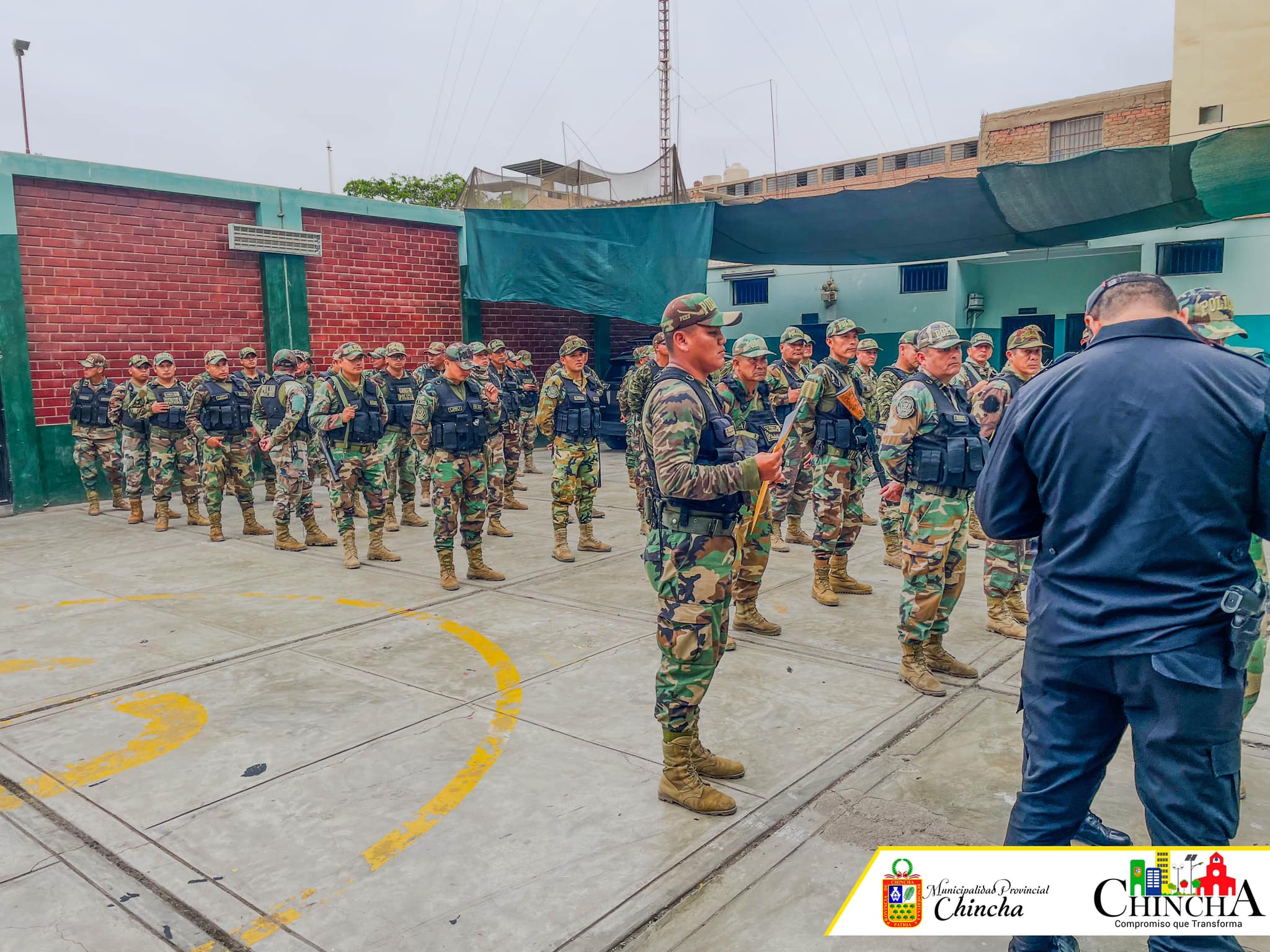 #SeguridadCiudadana I En respuesta a la reunión del burgomaestre con el Ministro del Interior Gral. PNP Vicente Torres Falcón, en la ciudad de lima.
EFECTIVOS DE LA DINOES, acaban de llegar, para hacer trabajos de inteligencia en nuestra provincia.
Estas acciones se vienen tomando y coordinando ante la inseguridad ciudadana que viene viviendo chincha hace unos meses.
La actual gestión seguirá trabajando de manera articulada y permanente con la PNP, para poder darle tranquilidad a nuestra provincia.