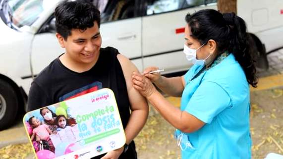 Piura: GORE continúa campaña de vacunación contra la Covid-19 en puntos estratégicos