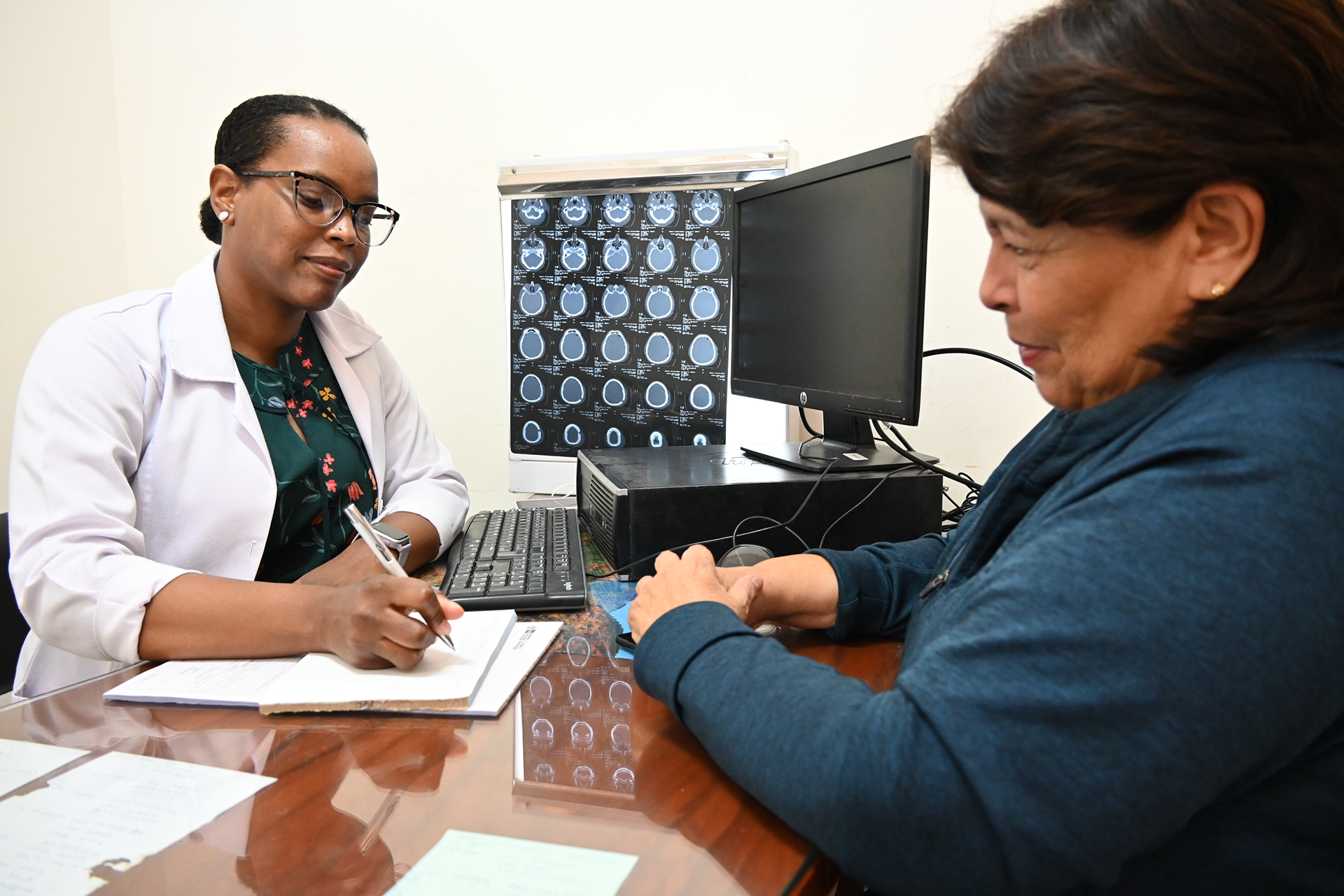Médico en atención por consultorio
