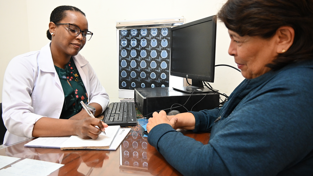 Médico en atención por consultorio