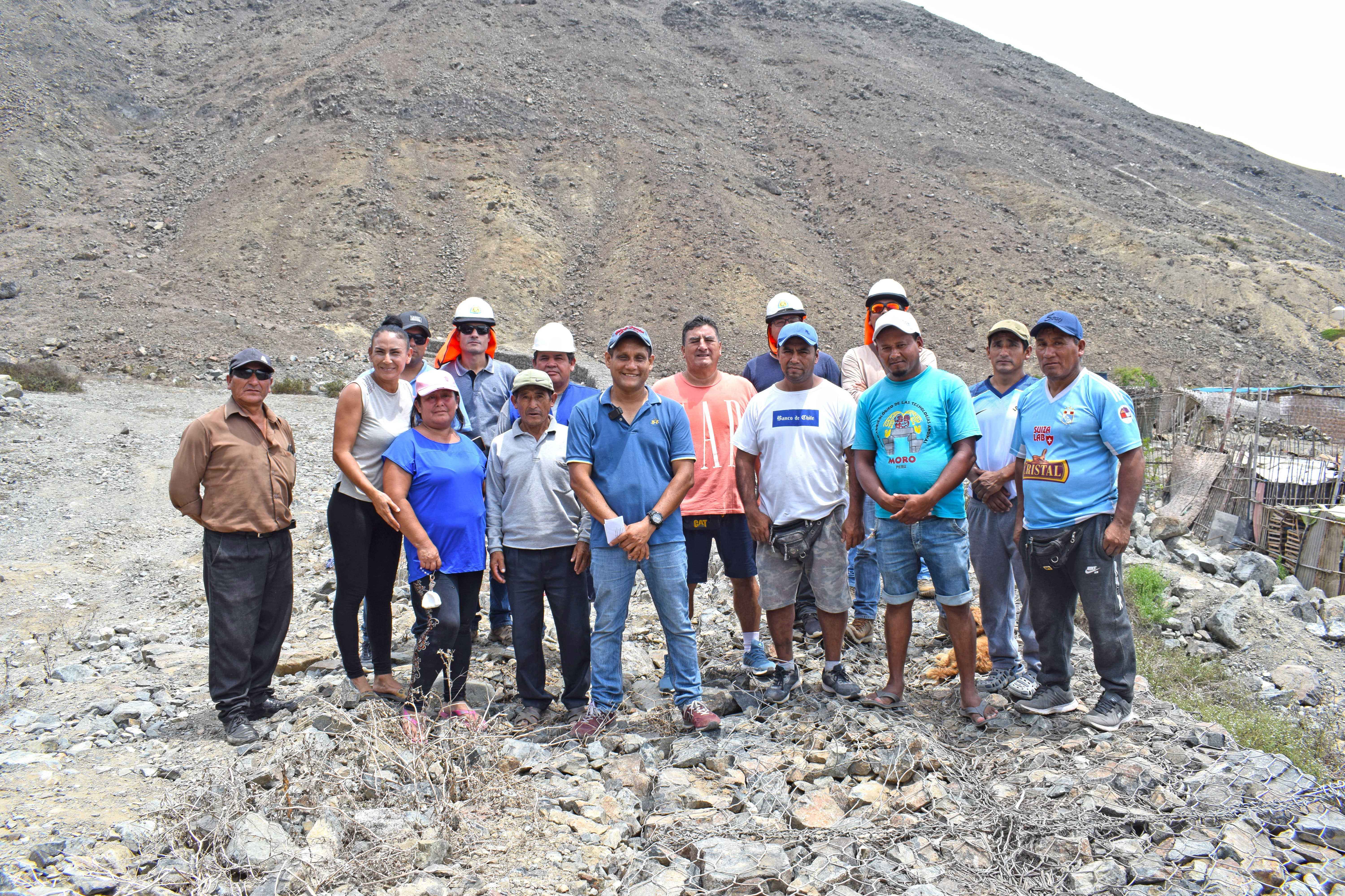 Fotografía del alcalde y vecinos de la parte alta de San Jacinto en la quebrada San Cristóbal