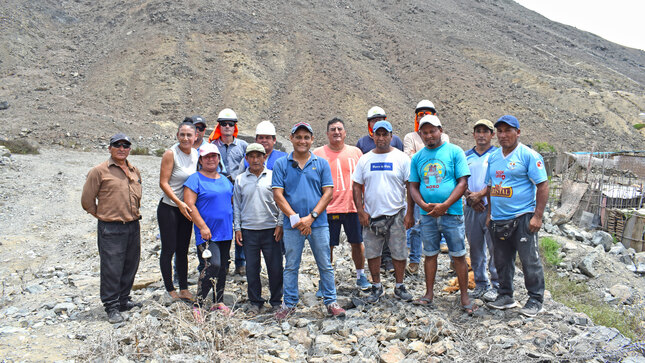 Fotografía del alcalde y vecinos de la parte alta de San Jacinto en la quebrada San Cristóbal 