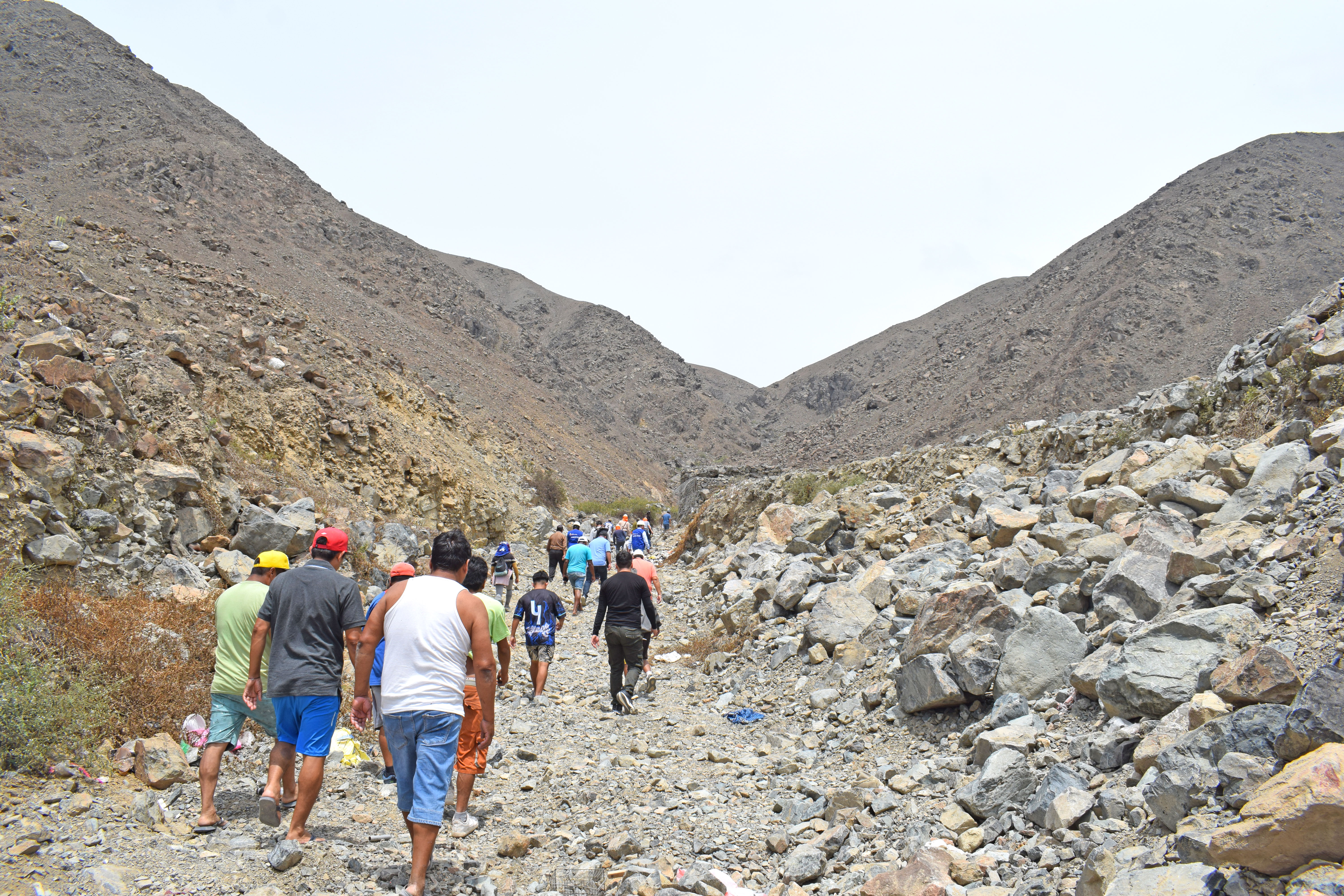 Personas subiendo la quebrada San Cristóbal
