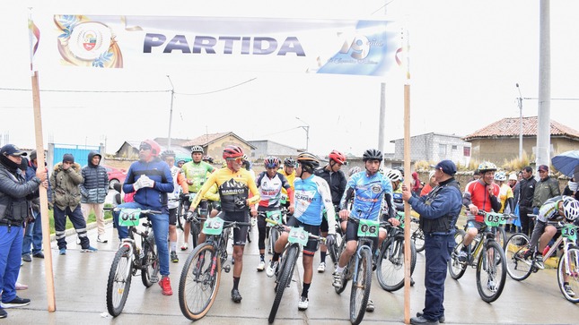 La imagen muestra a todos los competidores de ciclismo con sonrisas contagiosas, irradiando camaradería y satisfacción. La escena refleja el espíritu deportivo y la alegría compartida entre los participantes, capturando un momento de unidad antes o después de la competencia.La imagen muestra a todos los competidores de ciclismo con sonrisas contagiosas, irradiando camaradería y satisfacción. La escena refleja el espíritu deportivo y la alegría compartida entre los participantes, capturando un momento de unidad antes o después de la competencia.






La imagen muestra a todos los competidores de ciclismo con sonrisas contagiosas, irradiando camaradería y satisfacción. La escena refleja el espíritu deportivo y la alegría compartida entre los participantes, capturando un momento de unidad antes o después de la competencia.






