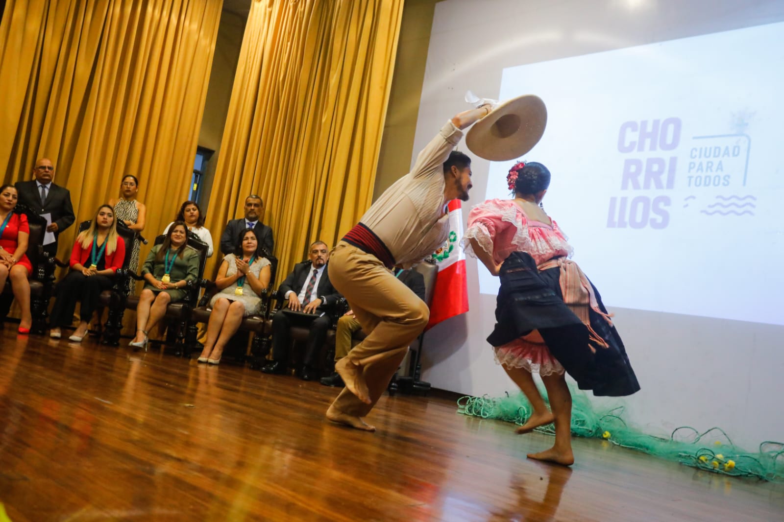 Asistentes disfrutaron de danzas típicas 