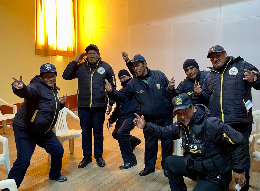 La imagen muestra a los trabajadores de la Municipalidad de Junín disfrutando y participando activamente en el Taller de Habilidades Blandas. Sus rostros reflejan interés y satisfacción, destacando el ambiente positivo y colaborativo de la actividad