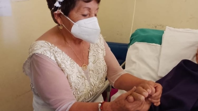 EsSalud Ica: paciente de 85 años contrae matrimonio en el Hospital Augusto Hernández Mendoza