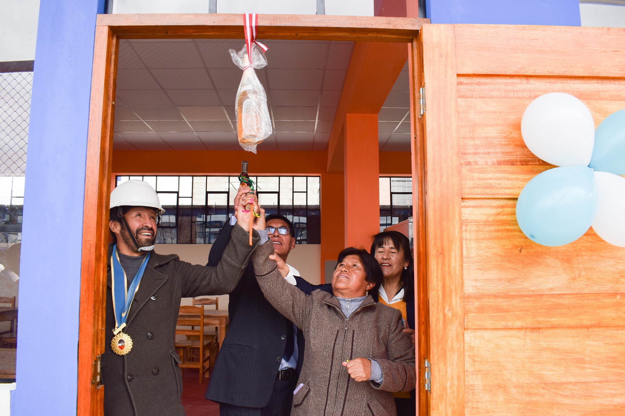 En la Institución Educativa Libertador Simón Bolívar, el alcalde Elio Munzón Zevallos Meza inaugura con champaña al estilo junino, brindando entusiasmo y marcando el inicio de una nueva etapa para la comunidad educativa. La champaña burbujeante simboliza el compromiso municipal en este logro educativo en Junín.