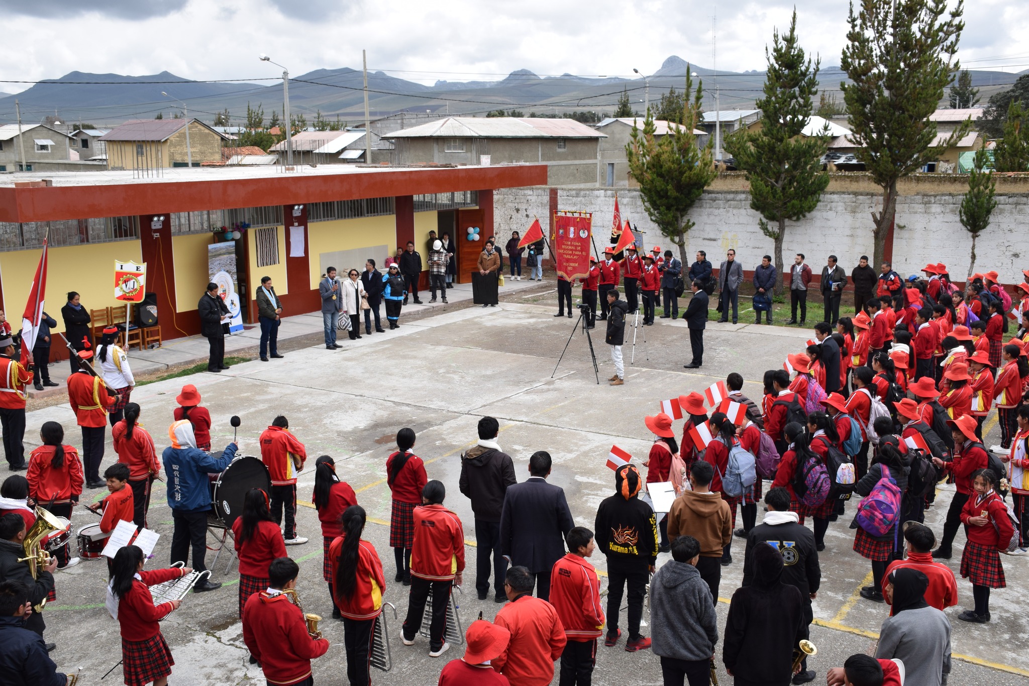 La emotiva imagen captura el momento de inauguración del comedor "Lic. Julio Salomé Gómez". El Alcalde, profesores y encargados rodean a los estudiantes en un evento lleno de asombro y entusiasmo. El moderno comedor simboliza el compromiso municipal con la educación y el bienestar de la juventud en Junín.