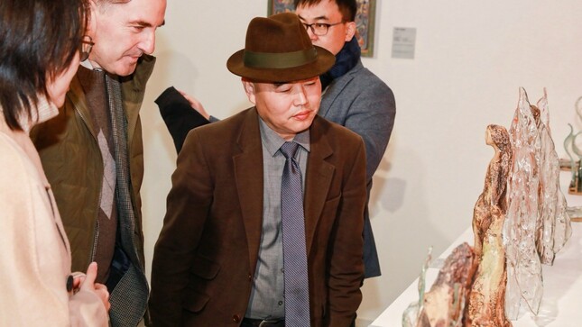 Embajada del Perú en China participa en la Bienal Internacional de Cerámica con obras del artista cusqueño Julio César Gutiérrez