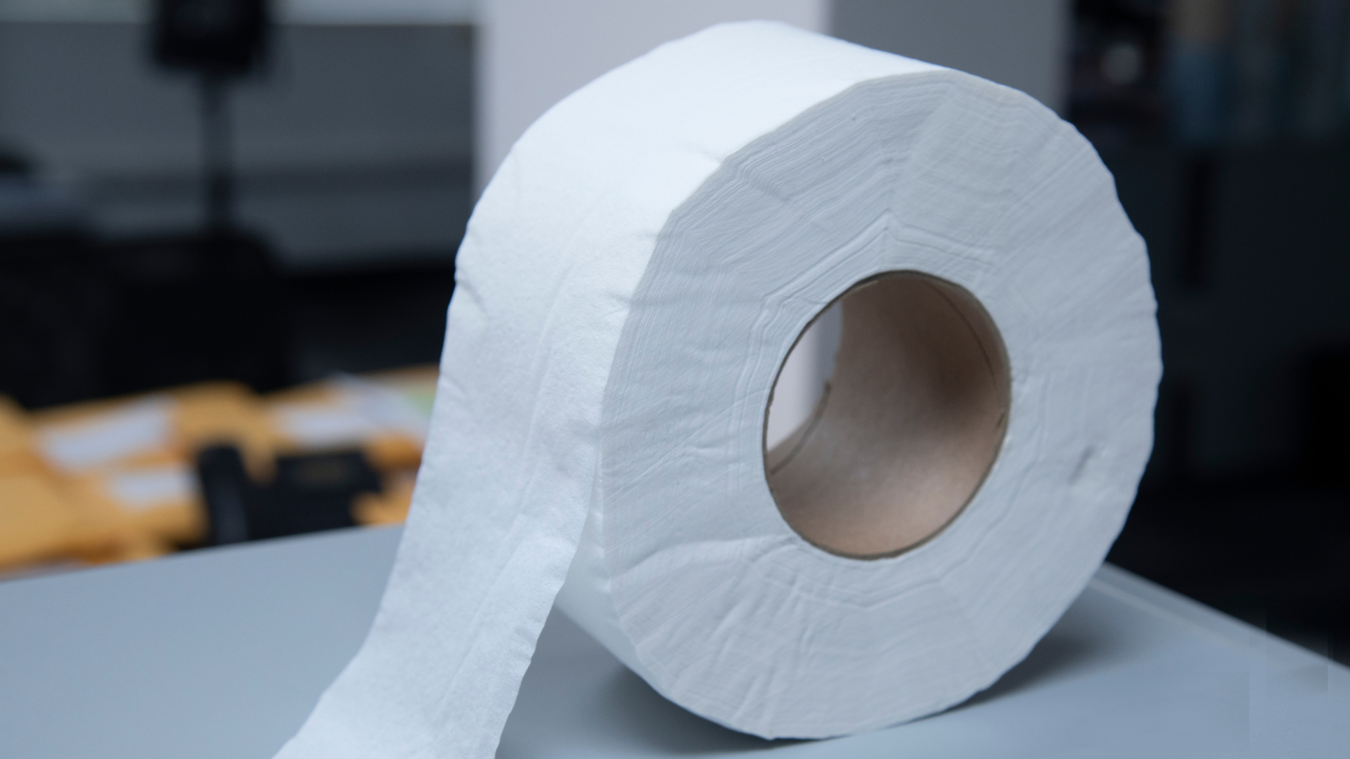 Foto de un rollo grande de papel higiénico