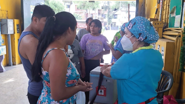 población haciendo cola para la vacuna