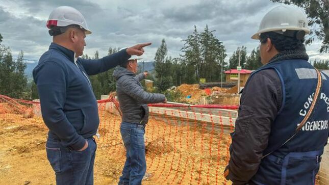 📌El alcalde provincial de Cajamarca Joaquin Ramírez Gamarra supervisó los trabajos que se vienen realizando en el Puente Agocucho, obra que favorecerá la transitabilidad peatonal y vehicular en este sector de la ciudad.
✅Este puente fue gestionado por la actual administración municipal, y en coordinación con Provías se ejecuta y culminará a finales del mes de enero, con un presupuesto superior al millón de soles.