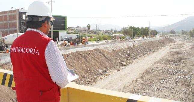 La Contraloría General de la Republica alertó a Provías Descentralizado que las ampliaciones de plazo recurrentes en la ejecución del mejoramiento del Malecón Ribereño, que une a Moquegua con Samegua, podrían ocasionar mayores gastos generales variables y mayores costos de supervisión, lo que provocaría un incremento injustificado en la inversión y afectaría de manera directa al uso racional y eficiente de los recursos otorgados al proyecto.