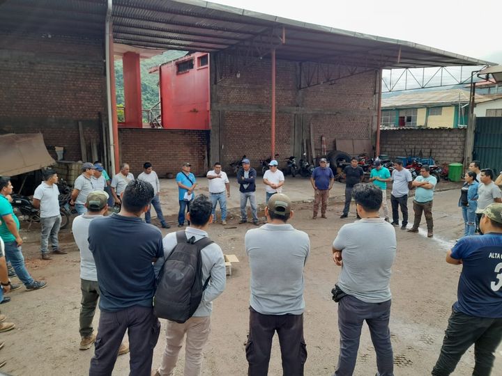 reunión de trabajo con los operadores, mecánicos en el pool de maquinarias
