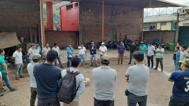 reunión de trabajo con los operadores, mecánicos en el pool de maquinarias