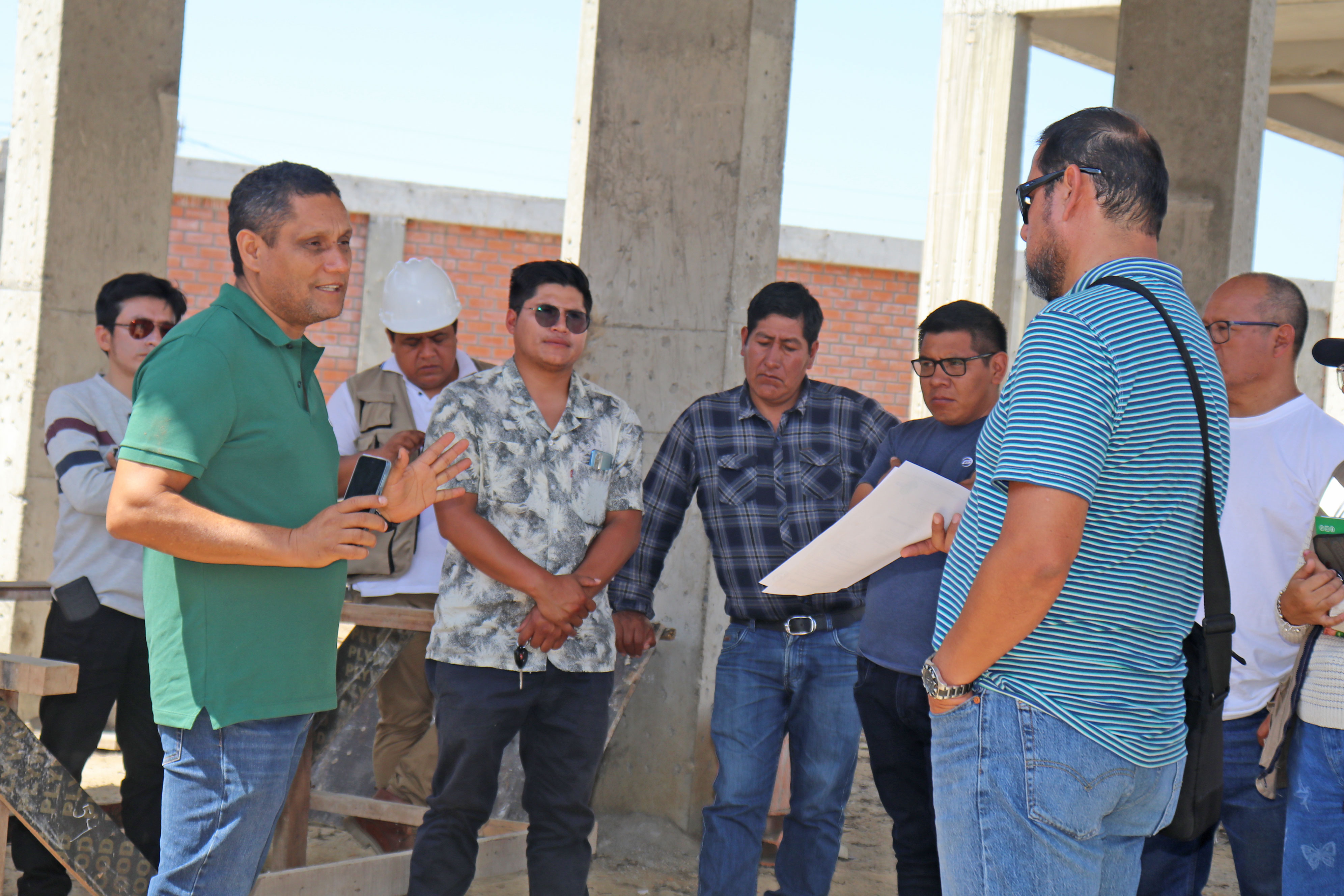Alcalde conversando con representante de la empresa contratista DIAMANTE JUBERS S.A.C.