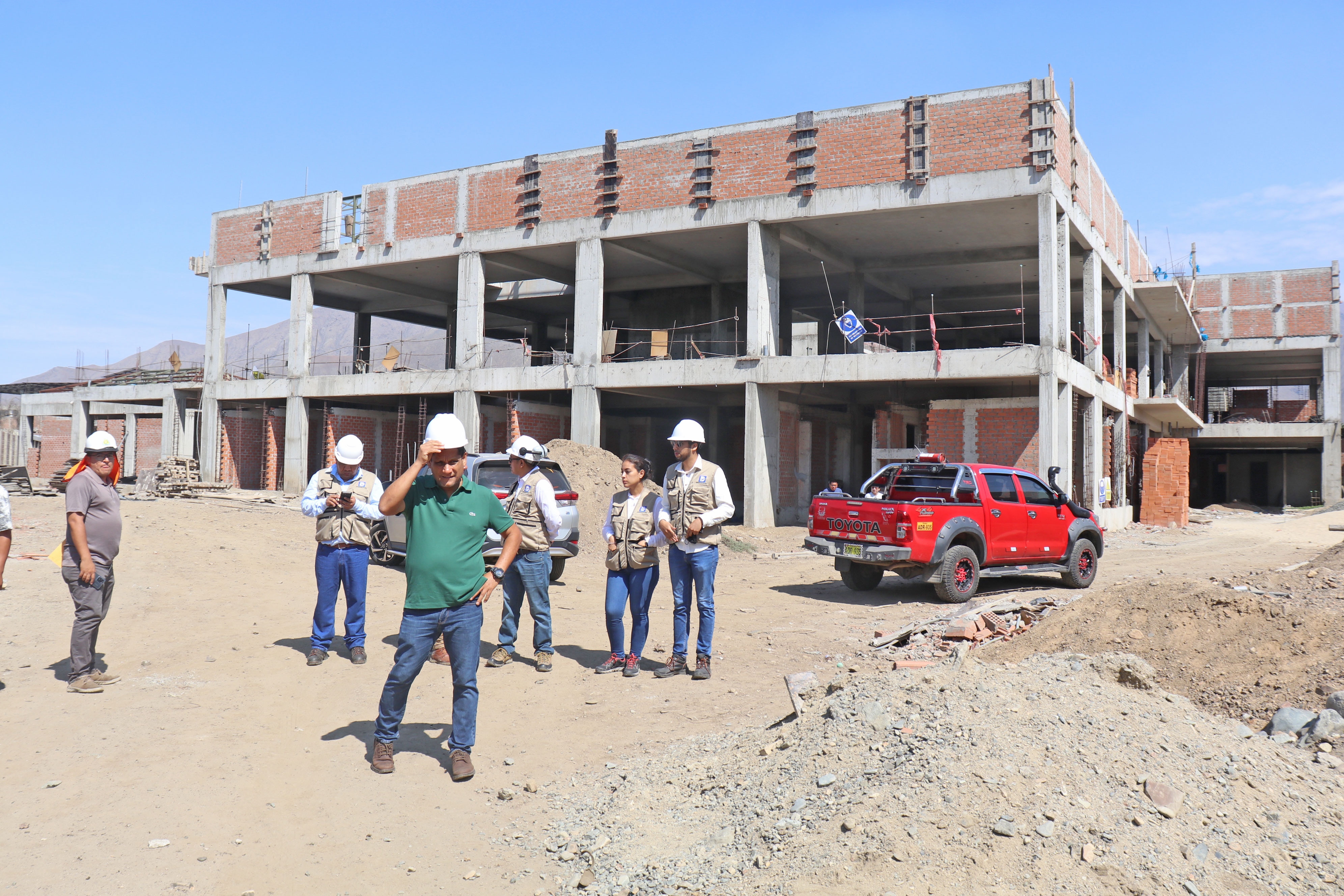 Alcalde frente a la construcción del del Centro de Salud San Jacinto