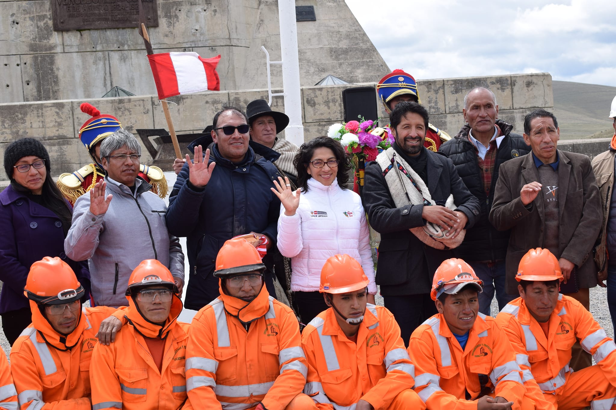 La imagen muestra la Ministra de Cultura, Leslie Urteaga Peña, junto al Alcalde de Junín, Elio Zevallos Meza, y trabajadores municipales. En el centro, ambos líderes dialogan, mientras el personal, con uniformes, participa activamente. La foto resalta la colaboración para impulsar el desarrollo cultural y educativo en la región.