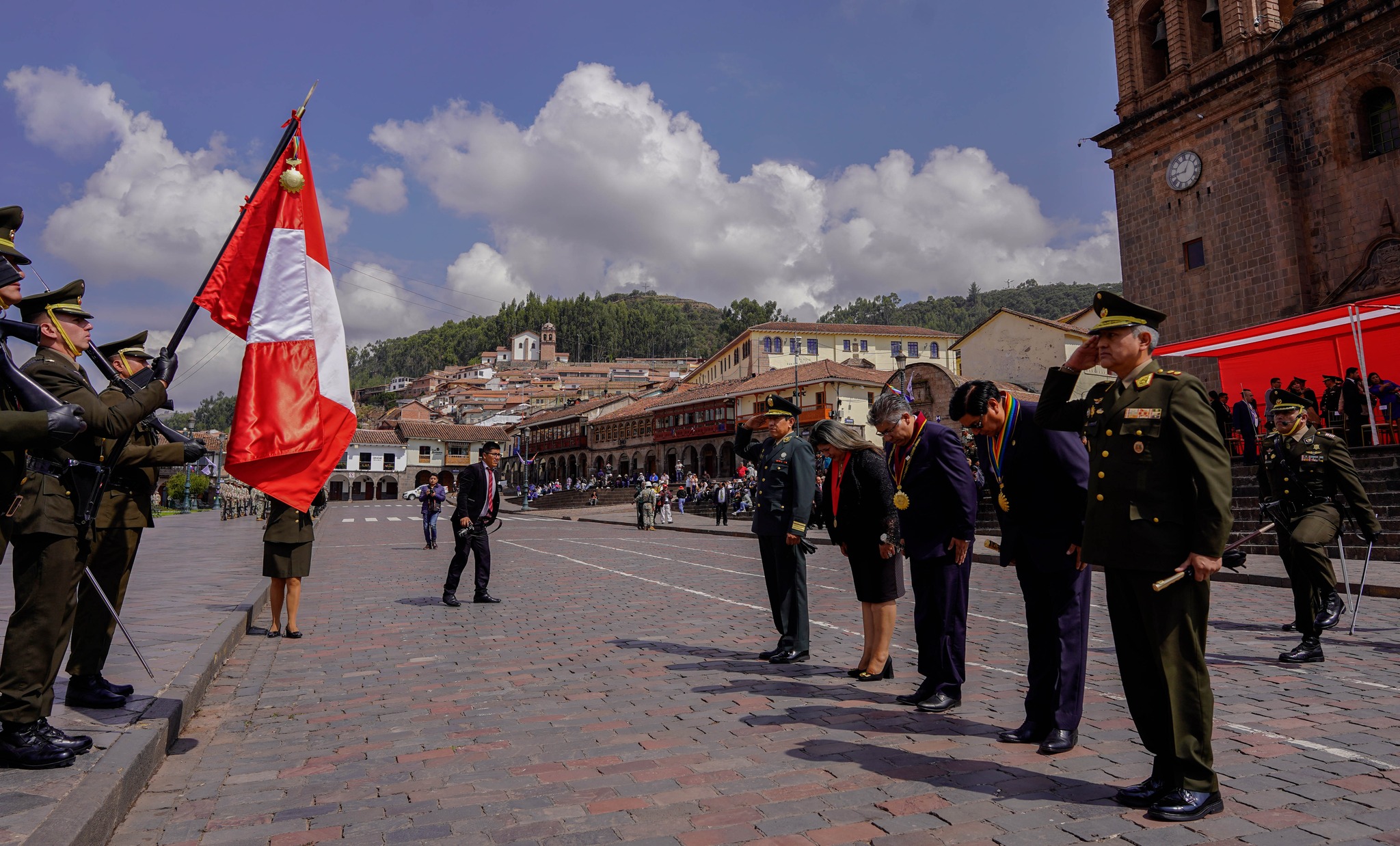 Presidenta de la Corte de Cusco participó del último izamiento pleno del 2023