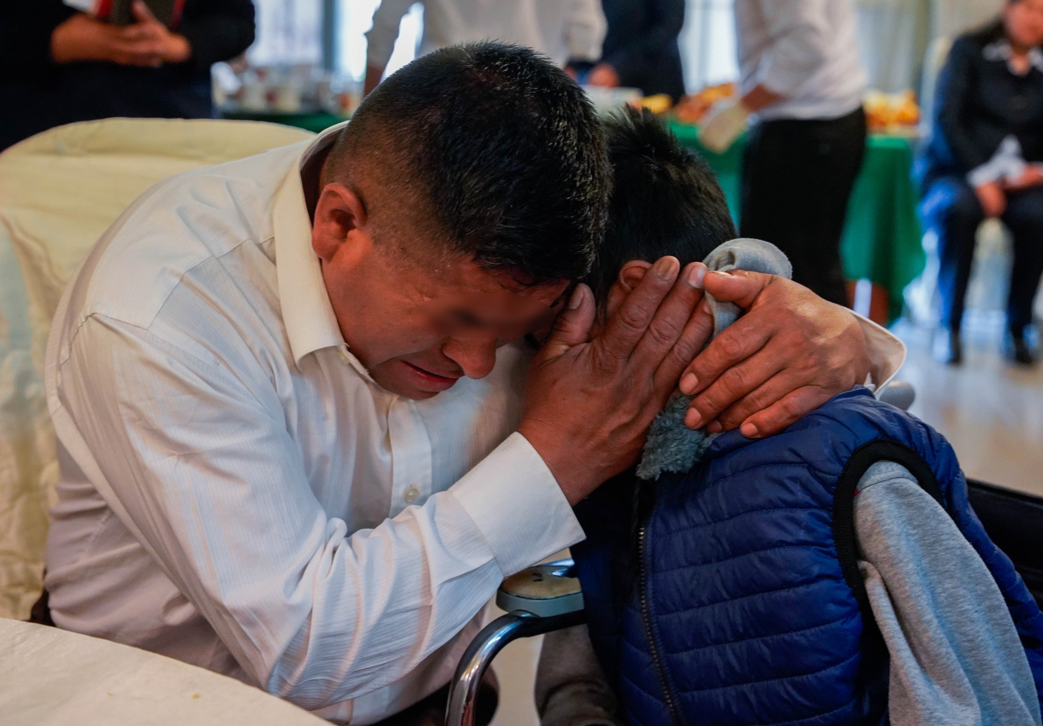 Después de 15 años padres en condición de vulnerabilidad se reencuentran con su hijo privado de su libertad