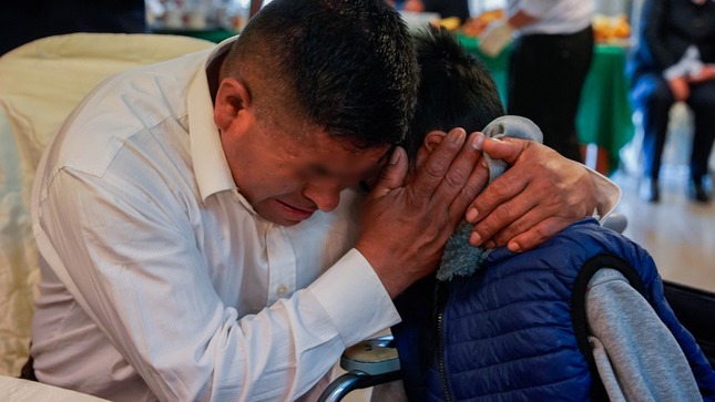 Después de 15 años padres en condición de vulnerabilidad se reencuentran con su hijo privado de su libertad
