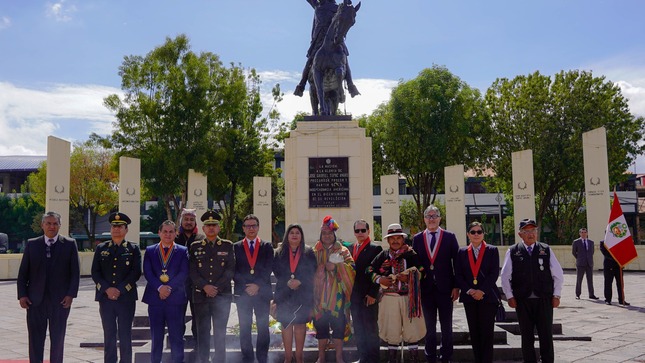 Autoridades judiciales conmemoraron el Bicentenario de la Justicia de Paz honrando a la Pachamama en la Plaza Túpac Amaru