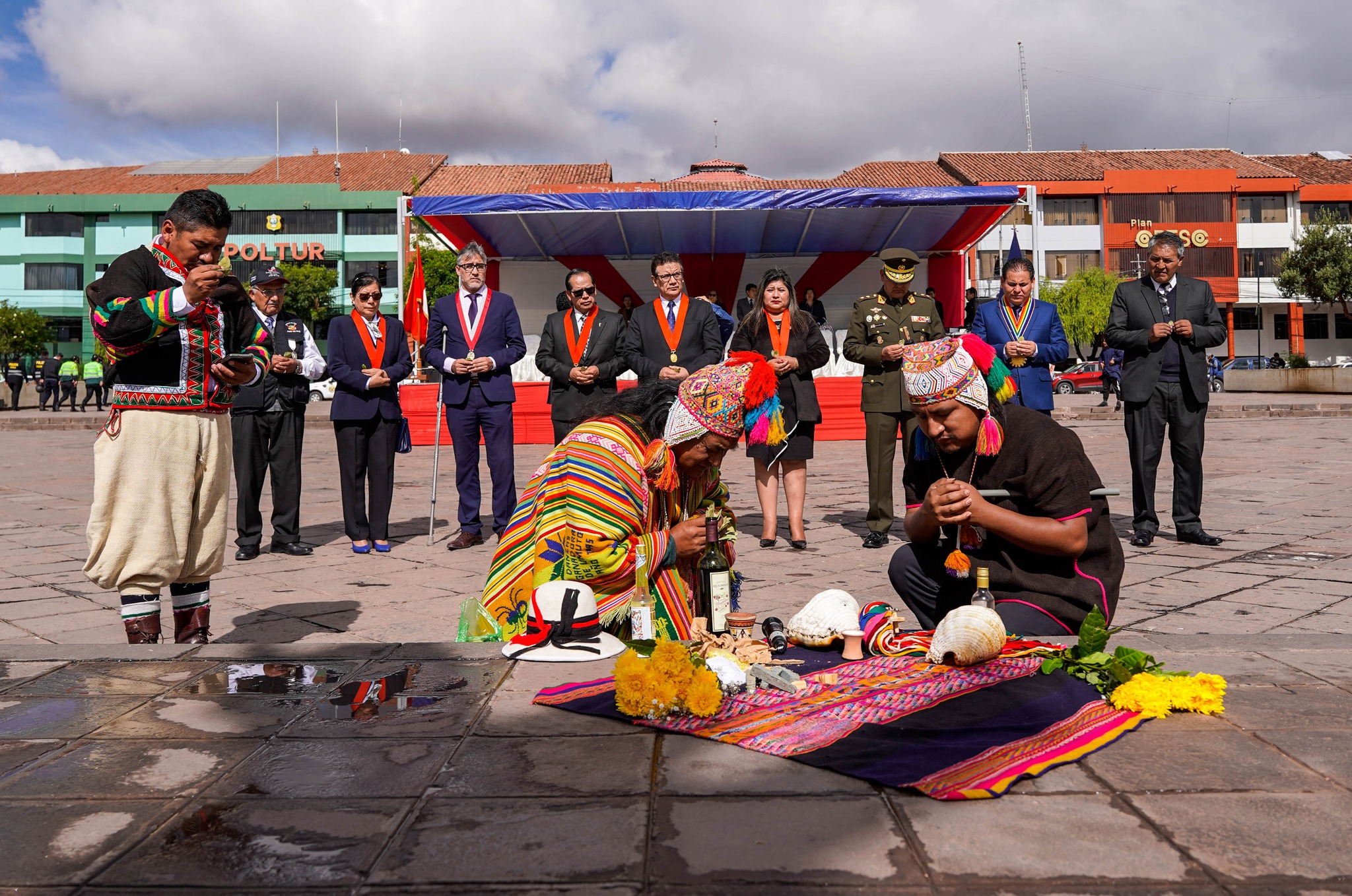 Autoridades judiciales conmemoraron el Bicentenario de la Justicia de Paz honrando a la Pachamama en la Plaza Túpac Amaru