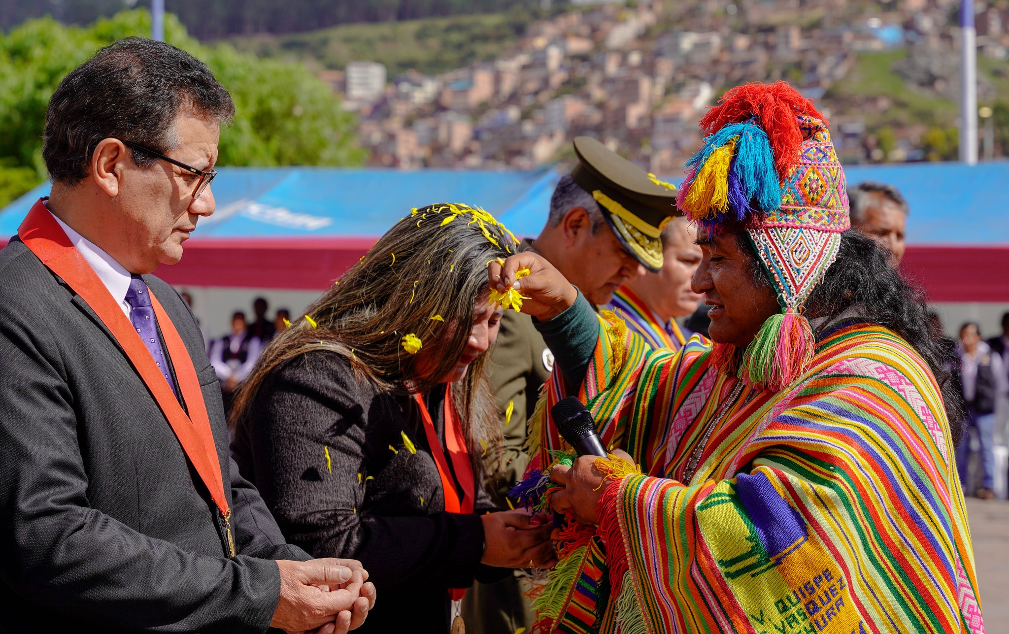 Autoridades judiciales conmemoraron el Bicentenario de la Justicia de Paz honrando a la Pachamama en la Plaza Túpac Amaru