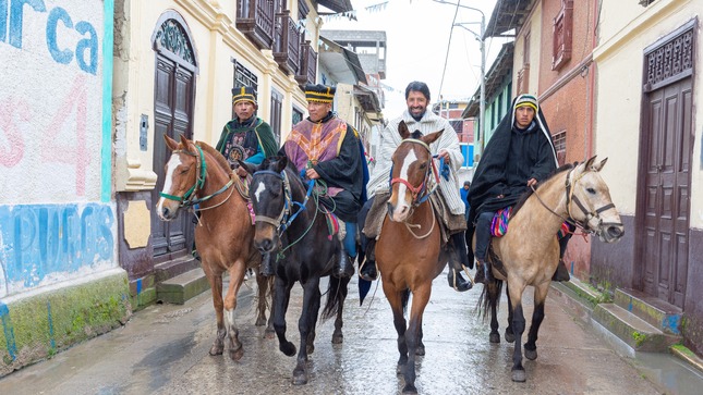 La imagen muestra al alcalde Elio Zevallos Meza y a los tres Reyes Magos cabalgando en una colorida celebración por el 485 aniversario del "Pueblo de Reyes" en Junín. La escena refleja la unión festiva entre la autoridad local y la tradición cultural.