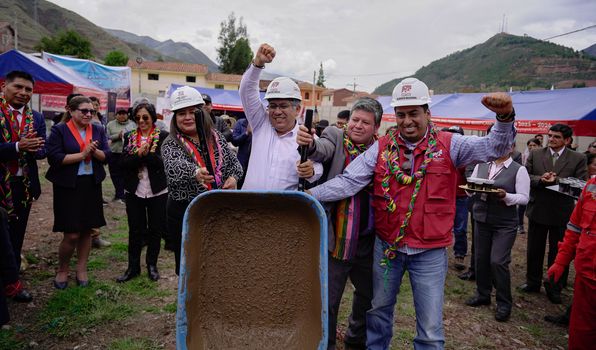 Presidenta de la Corte de Cusco y Gobernador Regional colocan primera piedra donde se edificará la futura Sede Judicial de Quispicanchi