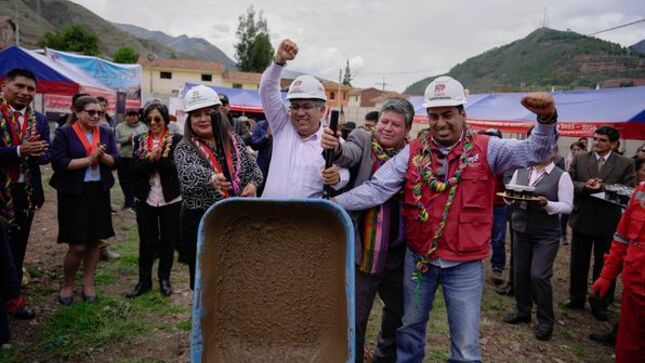 Presidenta de la Corte de Cusco y Gobernador Regional colocan primera piedra donde se edificará la futura Sede Judicial de Quispicanchi
