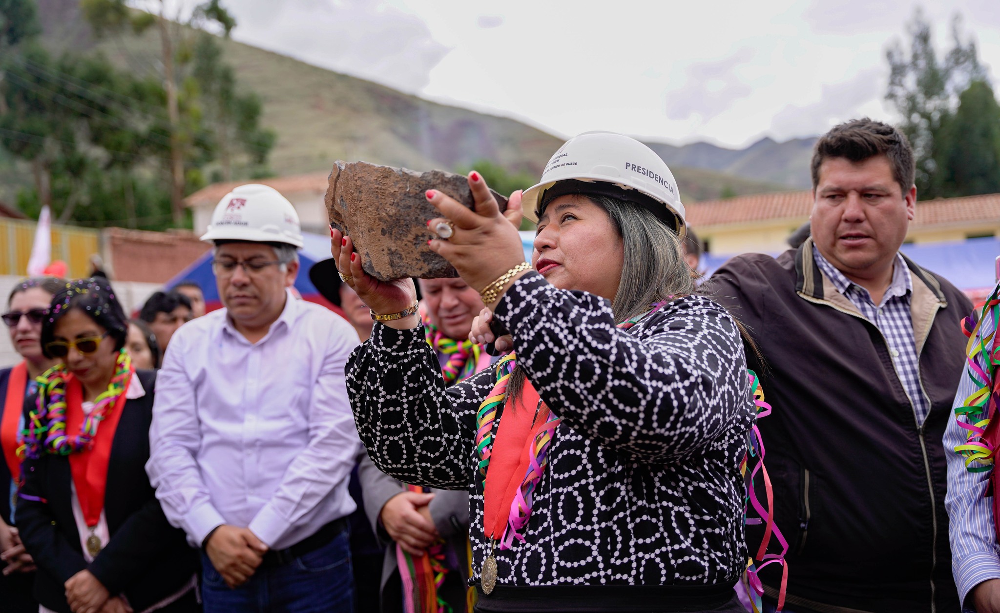 Presidenta de la Corte de Cusco y Gobernador Regional colocan primera piedra donde se edificará la futura Sede Judicial de Quispicanchi