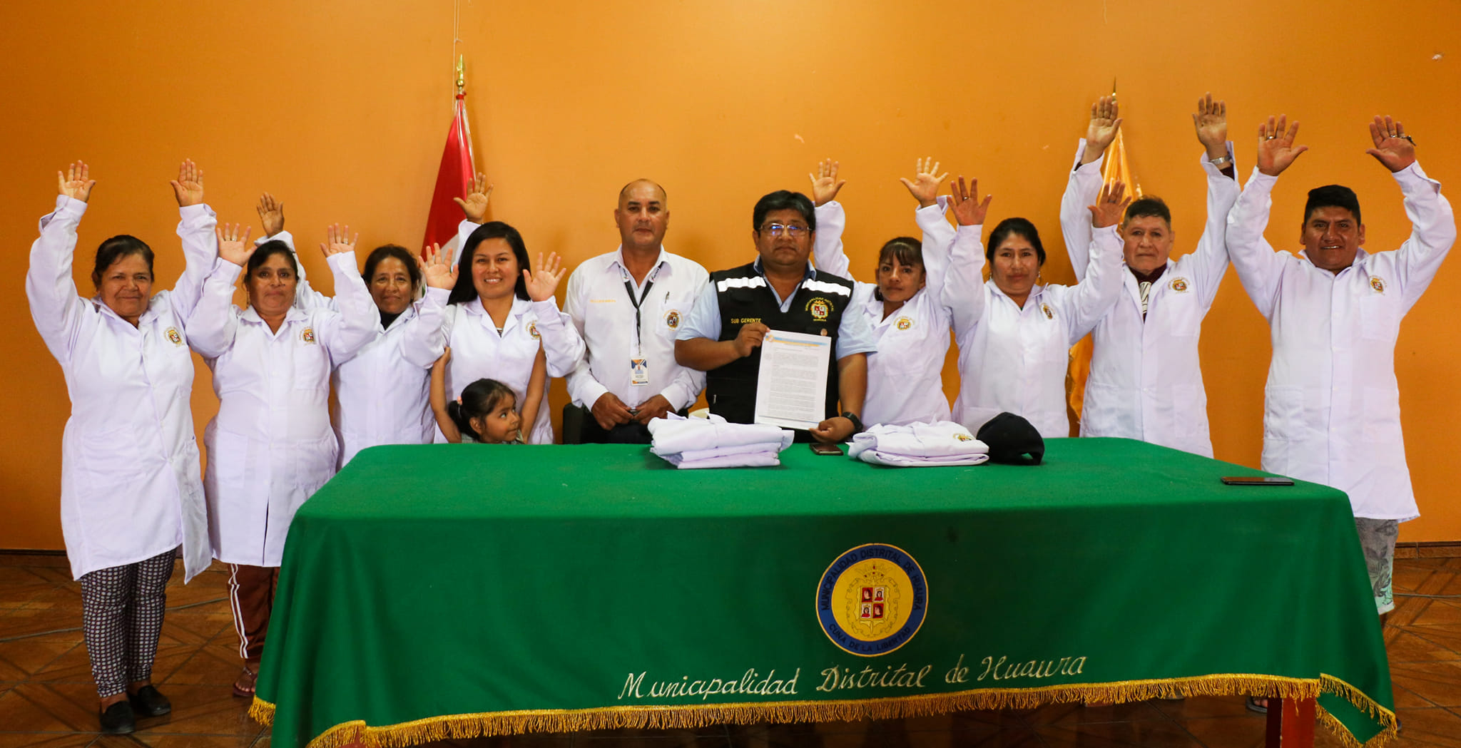 EMOLIENTEROS DE HUAURA RECIBEN UNIFORMES Y CHARLA INFORMATIVA SOBRE ORDENANZA MUNICIPAL QUE REGULA SU VENTA EN LA VÍA PÚBLICA
