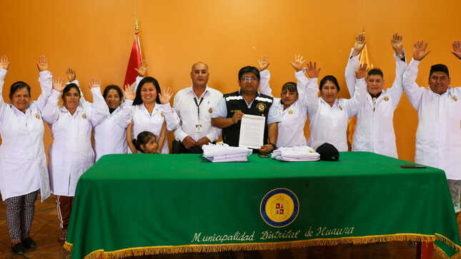 EMOLIENTEROS DE HUAURA RECIBEN UNIFORMES Y CHARLA INFORMATIVA SOBRE ORDENANZA MUNICIPAL QUE REGULA SU VENTA EN LA VÍA PÚBLICA 