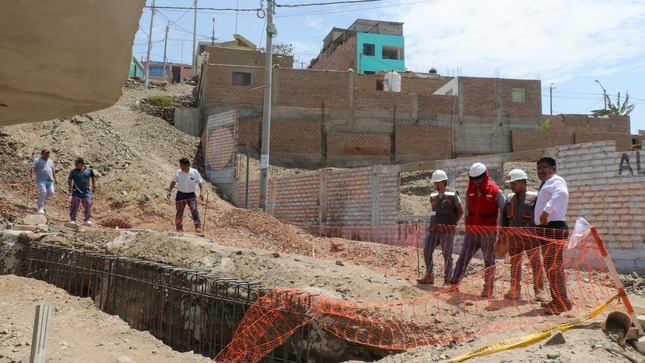 ALCALDE JUAN REAÑO SUPERVISA TRABAJOS DE LA OBRA DE PISTAS Y VEREDAS EN EL A.H. EL CARMEN EXHORTANDO SU CORRECTA EJECUCIÓN