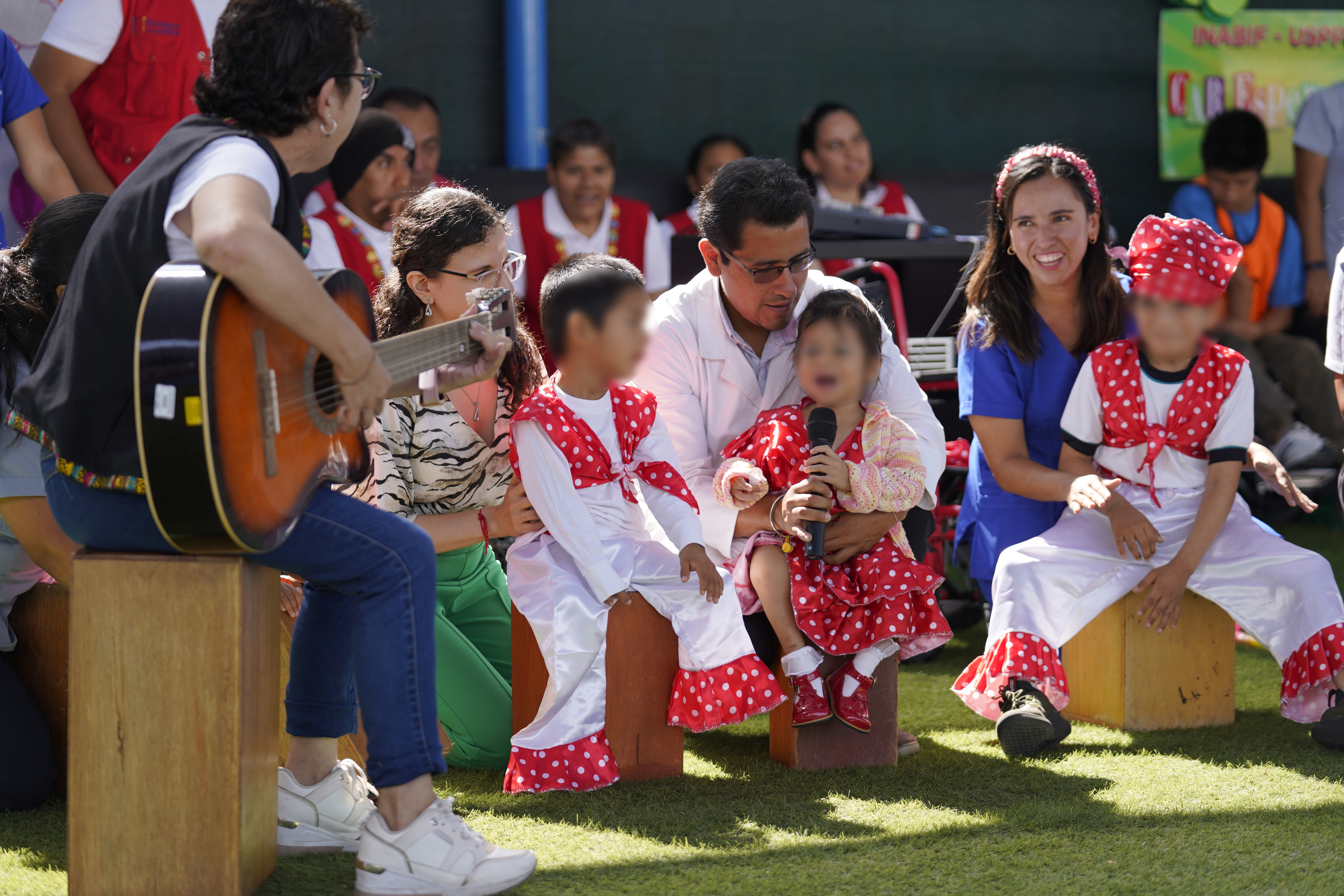 niñas cantan