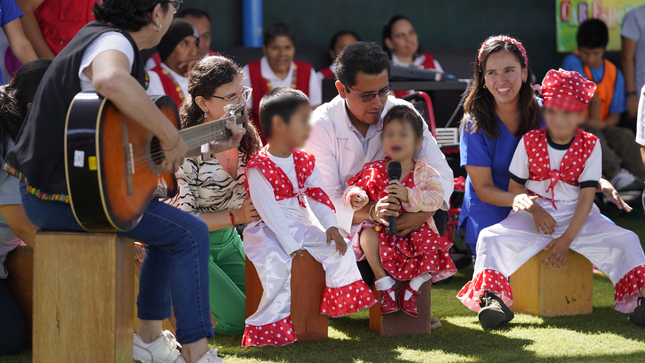 niñas cantan