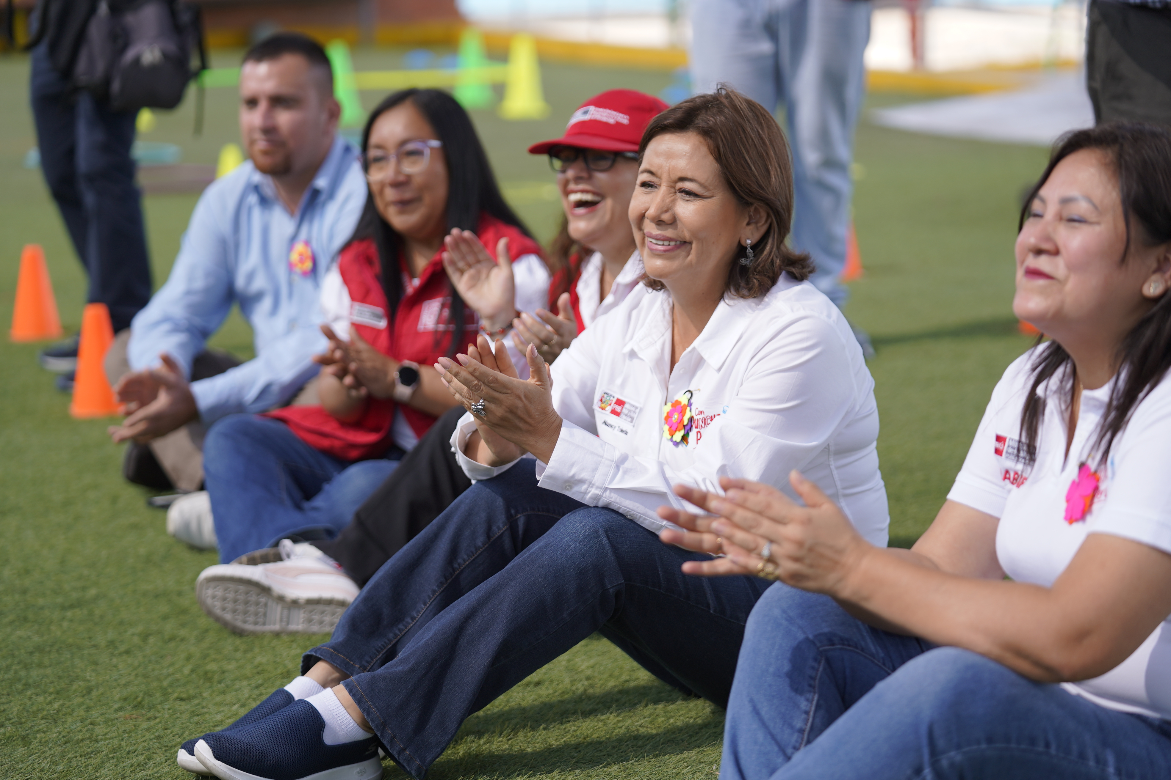 ministra aplaude a niñas pcd