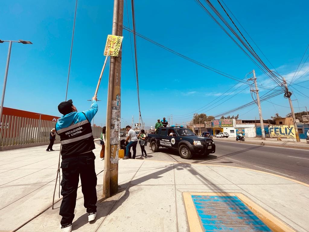 Municipalidad Provincial de Huaral desarroll贸 "Campa帽a de limpieza de postes" a fin de mejorar el ornato de la ciudad