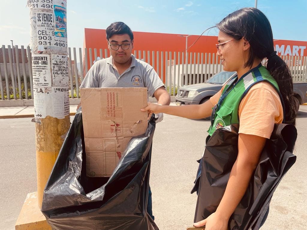 Municipalidad Provincial de Huaral desarroll贸 "Campa帽a de limpieza de postes" a fin de mejorar el ornato de la ciudad