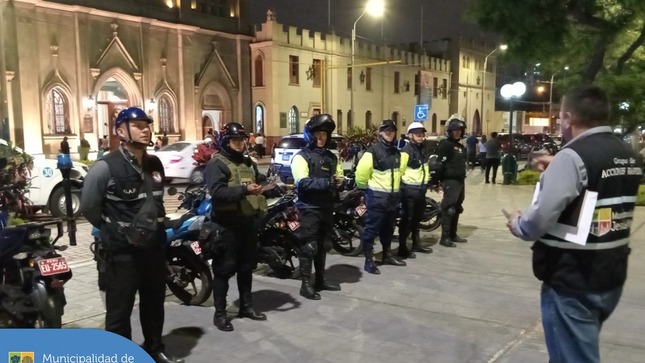 Con el fin de preservar el orden y prevenir el accionar delictivo, Serenazgo sin Fronteras realiza frecuentemente patrullajes por las principales calles y avenidas. 👮🏻🏍️ Esta iniciativa se trabajó en coordinación con las comunas de Breña, Pueblo Libre, Magdalena y San Miguel.
➡️ Ante cualquier emergencia, comunícate con nuestra 👮🏻‍♀️ Central de Serenazgo al 6340100 o vía WhatsApp al 940378494 https://wa.link/0a967s
