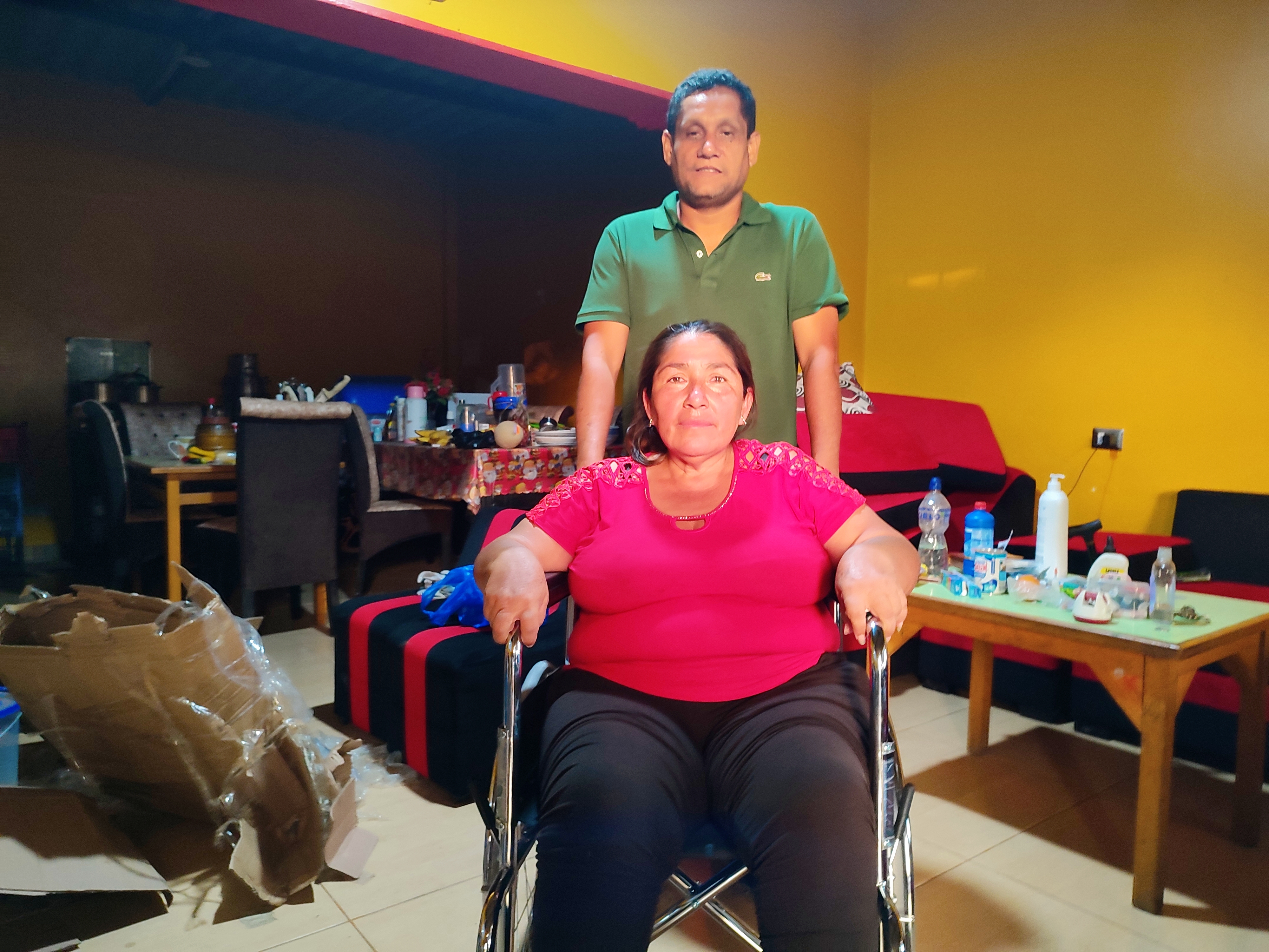 Alcalde entrega sillas de ruedas a vecinos vulnerables